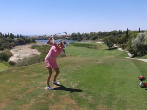 Úhel pohledu na golfový trénink s trenérem golfu.